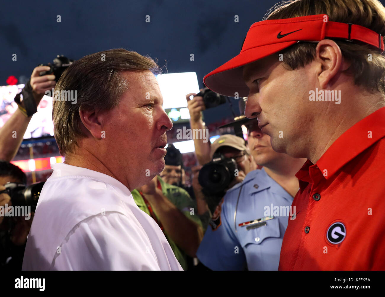 Jacksonville, Florida, USA. 28 Okt, 2017. MONICA HERNDON | Zeiten. Florida Gators Head Coach Jim McElwain grüßt Georgia Bulldogs Haupttrainer Kirby Smart nach dem Spiel bei EverBank Feld, in Jacksonville, Fla. am 28. Oktober 2017. Die Georgia Bulldogs gewann 42-7. Credit: Monica Herndon/Tampa Bay Zeiten/ZUMA Draht/Alamy leben Nachrichten Stockfoto