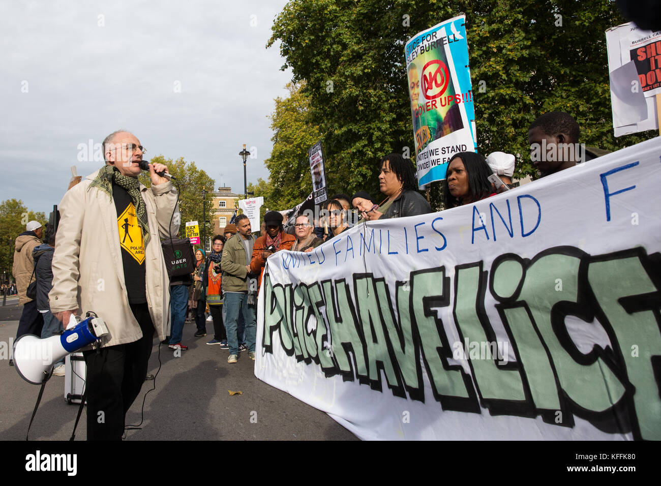 London, Großbritannien. 28. Oktober 2017. Regisseur Ken fero Adressen Aktivisten aus den Vereinigten Familien und Freunde Kampagne (uffc) nach Ihren jährlichen Prozession zur Erinnerung an Familienmitglieder und Freunde, die in Polizeigewahrsam, Gefängnis starb, Immigration Detention oder Secure psychiatrische Krankenhäuser. uffc bis 1997 von Familien, die ihre Lieben in den Händen des Staates mit der Absicht des anspruchsvollen systemischen Ungerechtigkeit verloren hatte. Credit: Mark kerrison/alamy leben Nachrichten Stockfoto