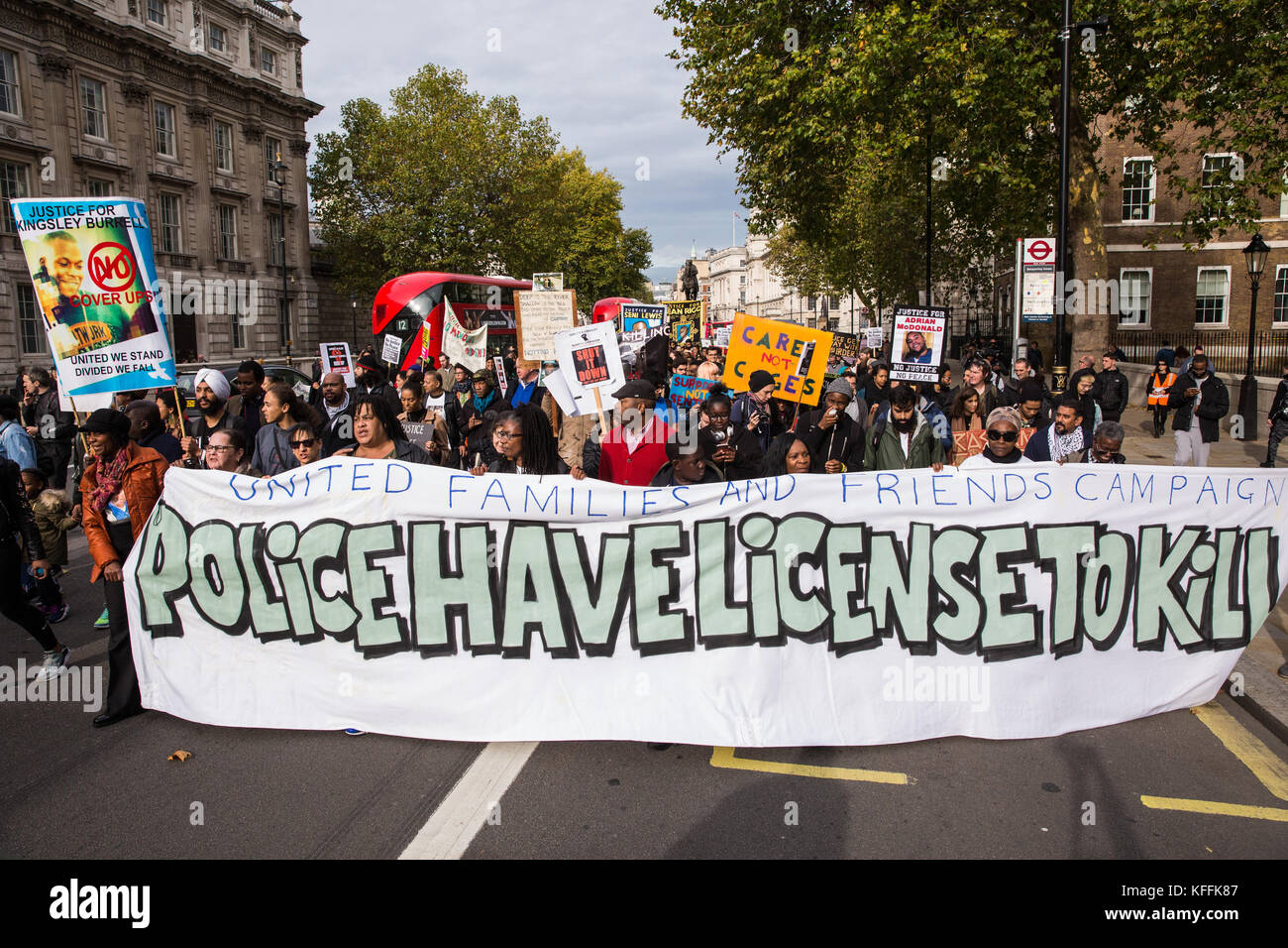 London, Großbritannien. 28. Oktober 2017. Aktivisten aus den Vereinigten Familien und Freunde Kampagne (uffc) Teil in ihren jährlichen Prozession, in Erinnerung an Familienmitglieder und Freunde, die in Polizeigewahrsam, Gefängnis starb, Immigration Detention oder Secure psychiatrische Krankenhäuser. uffc 1997 gegründet wurde von Familien, die ihre Lieben in den Händen des Staates mit der Absicht des anspruchsvollen systemischen Ungerechtigkeit verloren hatte. Credit: Mark kerrison/alamy leben Nachrichten Stockfoto