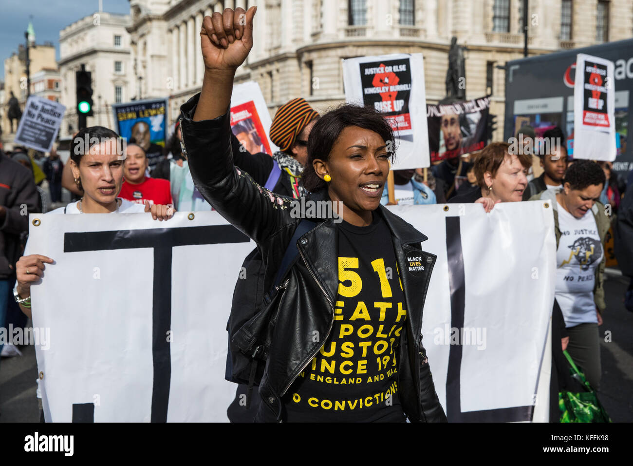 London, Großbritannien. 28. Oktober 2017. kaddischa Braun - Burrell, Schwester von Kingsley Burrell, unter Aktivisten aus den Vereinigten Familien und Freunde Kampagne (uffc) Teilnahme an der jährlichen Prozession zur Erinnerung an Familienmitglieder und Freunde, die in Polizeigewahrsam, Gefängnis starb, Immigration Detention oder Secure psychiatrische Krankenhäuser. kingsley Burrell, 29, aus einem Herzstillstand im März 2011 nach einem verhaltenen und gleichzeitig durch die West Midlands Polizei festgenommen enthalten. Credit: Mark kerrison/alamy leben Nachrichten Stockfoto
