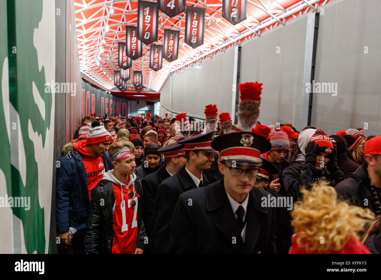 28. Oktober, 2017: Ohio State Buckeye Fans verlassen Sie den Player Tunnel nach einem NCAA Football Spiel zwischen der Ohio State Buckeyes und der Penn State Nittany Lions am Ohio Stadium, Columbus, OH. Ohio Zustand besiegte Penn State 39-38. Adam Lacy/CSM Stockfoto