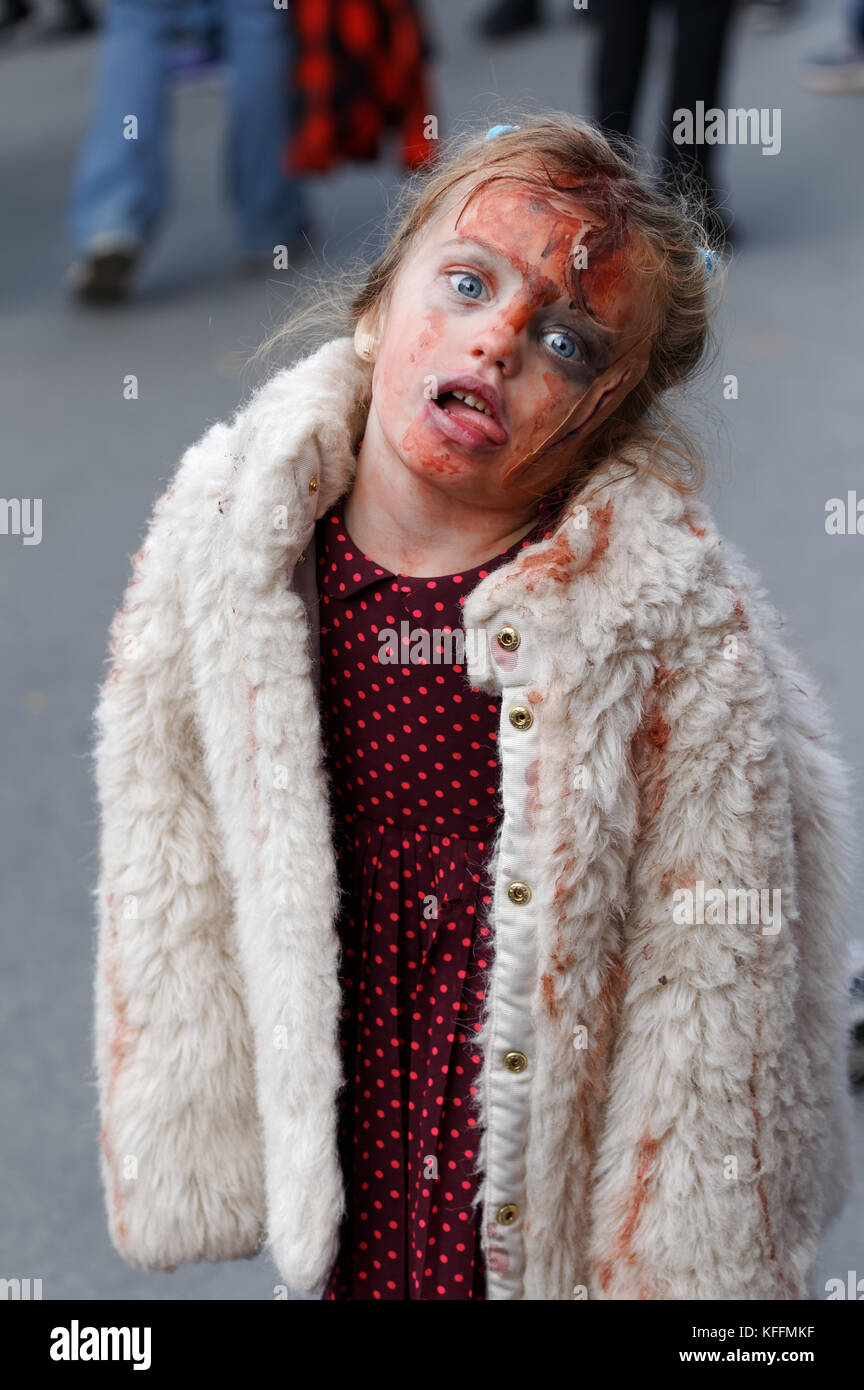 Montreal, Kanada. 28. Oktober 2017. Eine junge zombie Girl in the Montreal zombie Walk credit Teilnehmenden: Richard prudhomme/alamy leben Nachrichten Stockfoto