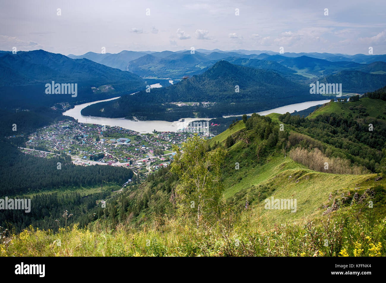 Luftaufnahme des Dorfes im Altai Gebirge. Haus und riesigen wilden Fluss Stockfoto