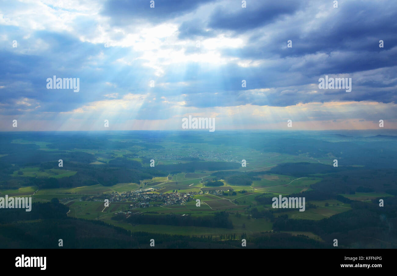 Luftaufnahme der Schwäbischen Alb bei Stuttgart, Süddeutschland mit Lichtstrahlen Stockfoto