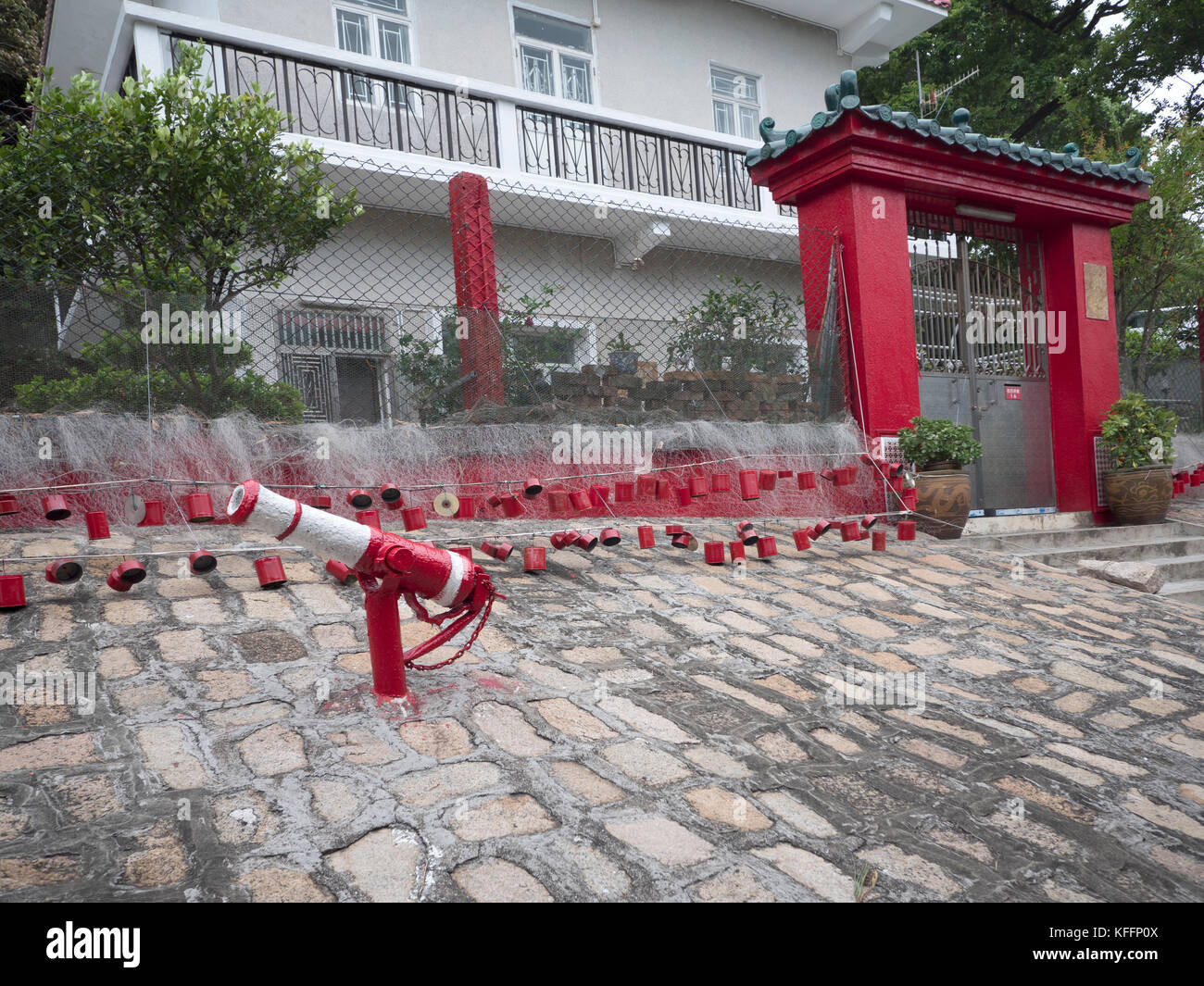 Vintage canon außerhalb der ehemaligen Tai O Polizeistation, Shek Tsai Po Street, Tai O, Hongkong, China, Asien. Stockfoto