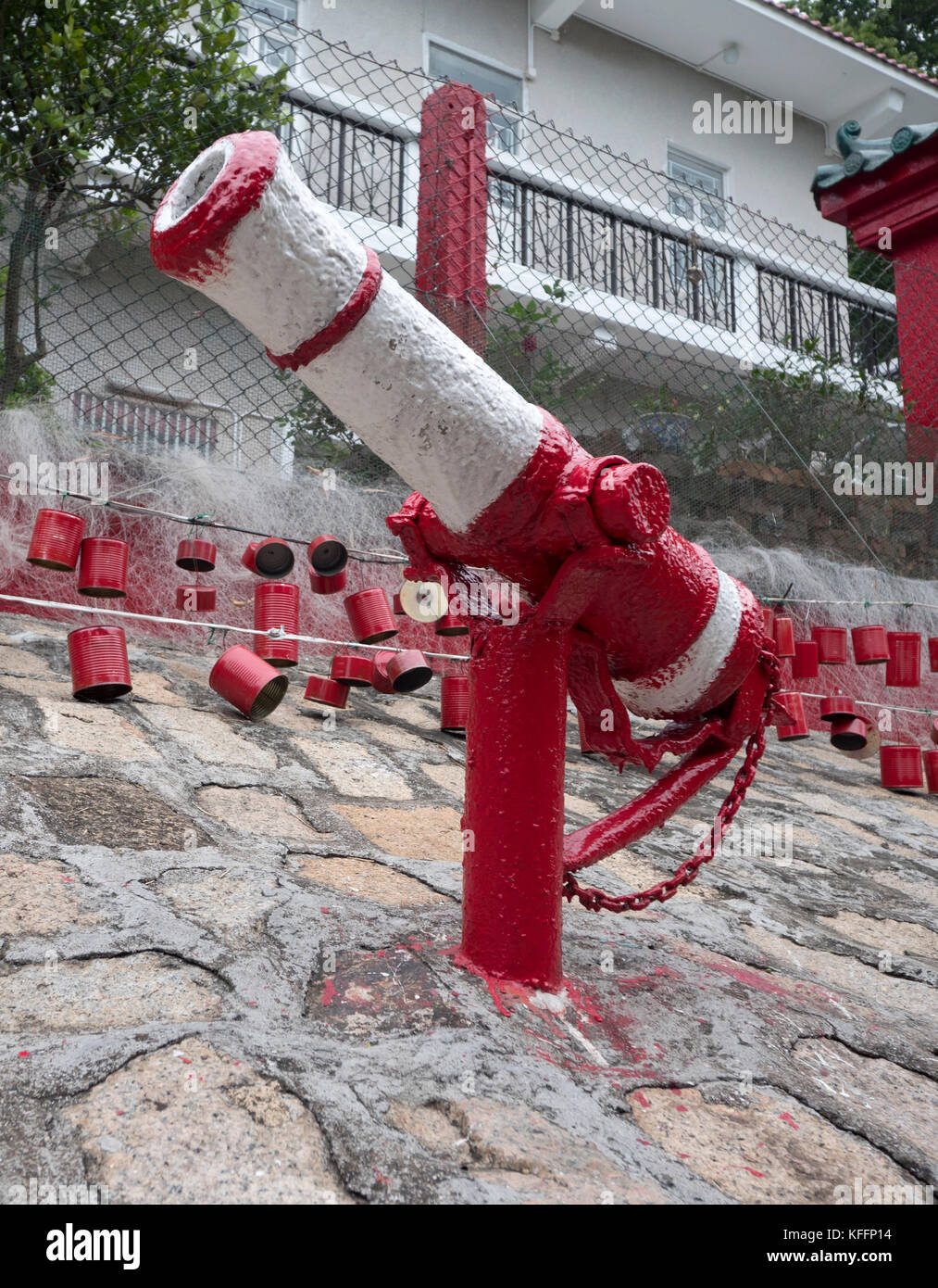 Vintage canon außerhalb der ehemaligen Tai O Polizeistation, Shek Tsai Po Street, Tai O, Hongkong, China, Asien. Stockfoto