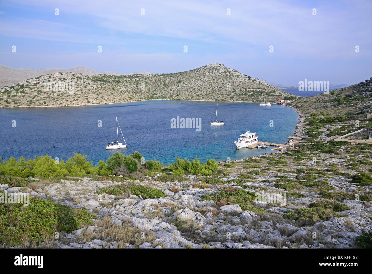 Natürlicher Hafen auf der unbewohnten Insel lebrnaka, Nationalpark Kornati Inseln, Adria, Mittelmeer, Dalmatien, Kroatien Stockfoto