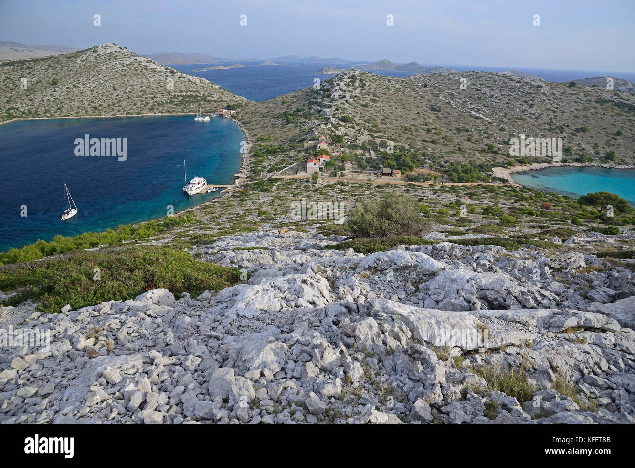 Natürlicher Hafen auf der unbewohnten Insel Lebrnaka, Nationalpark Kornati Inseln, Adria, Mittelmeer, Dalmatien, Kroatien Stockfoto
