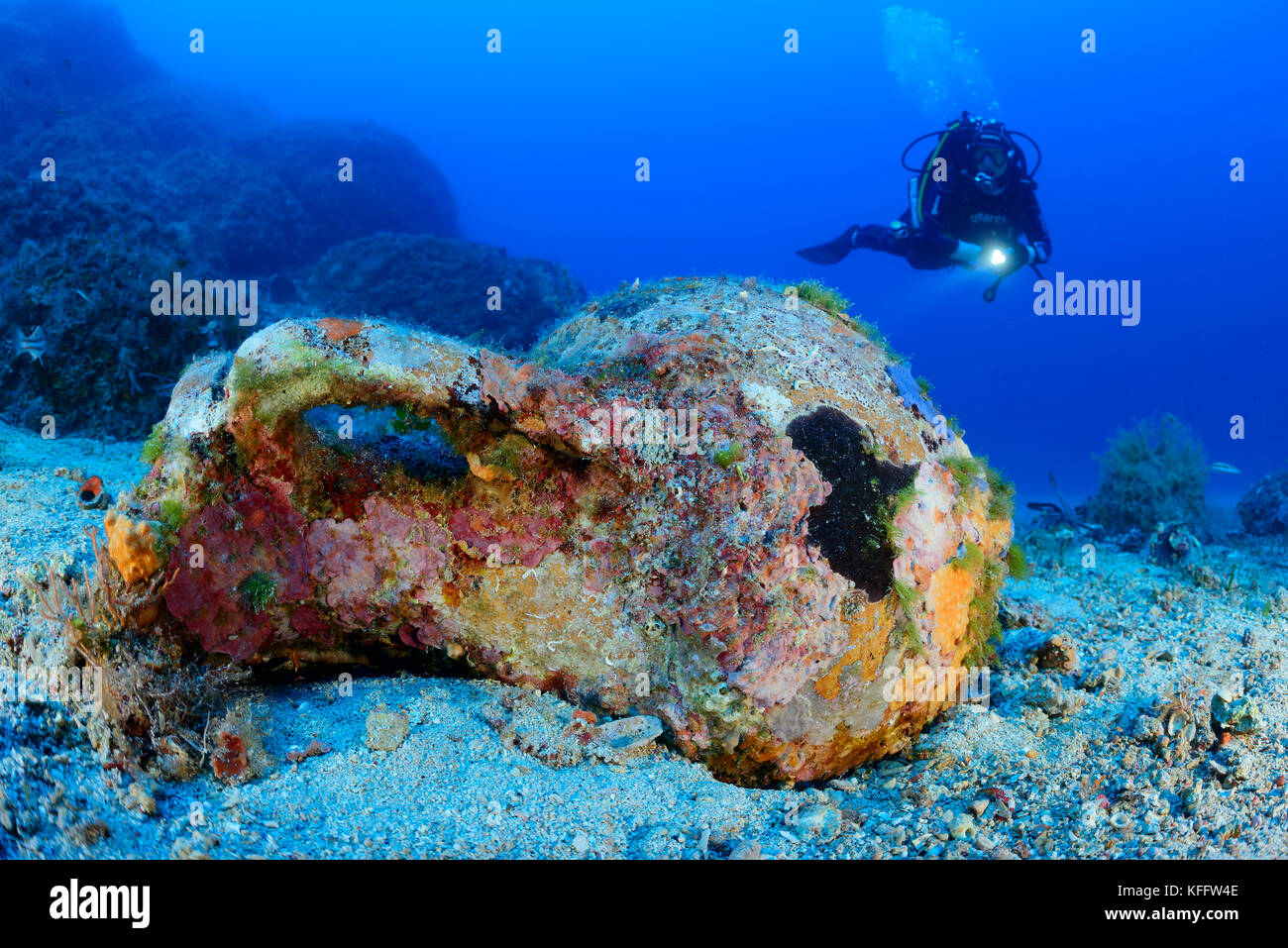 Amphora Unterwasser- und Scuba Diver, Adria, Mittelmeer, Insel Lastovo, Dalmatien, Kroatien, Herr ja Stockfoto