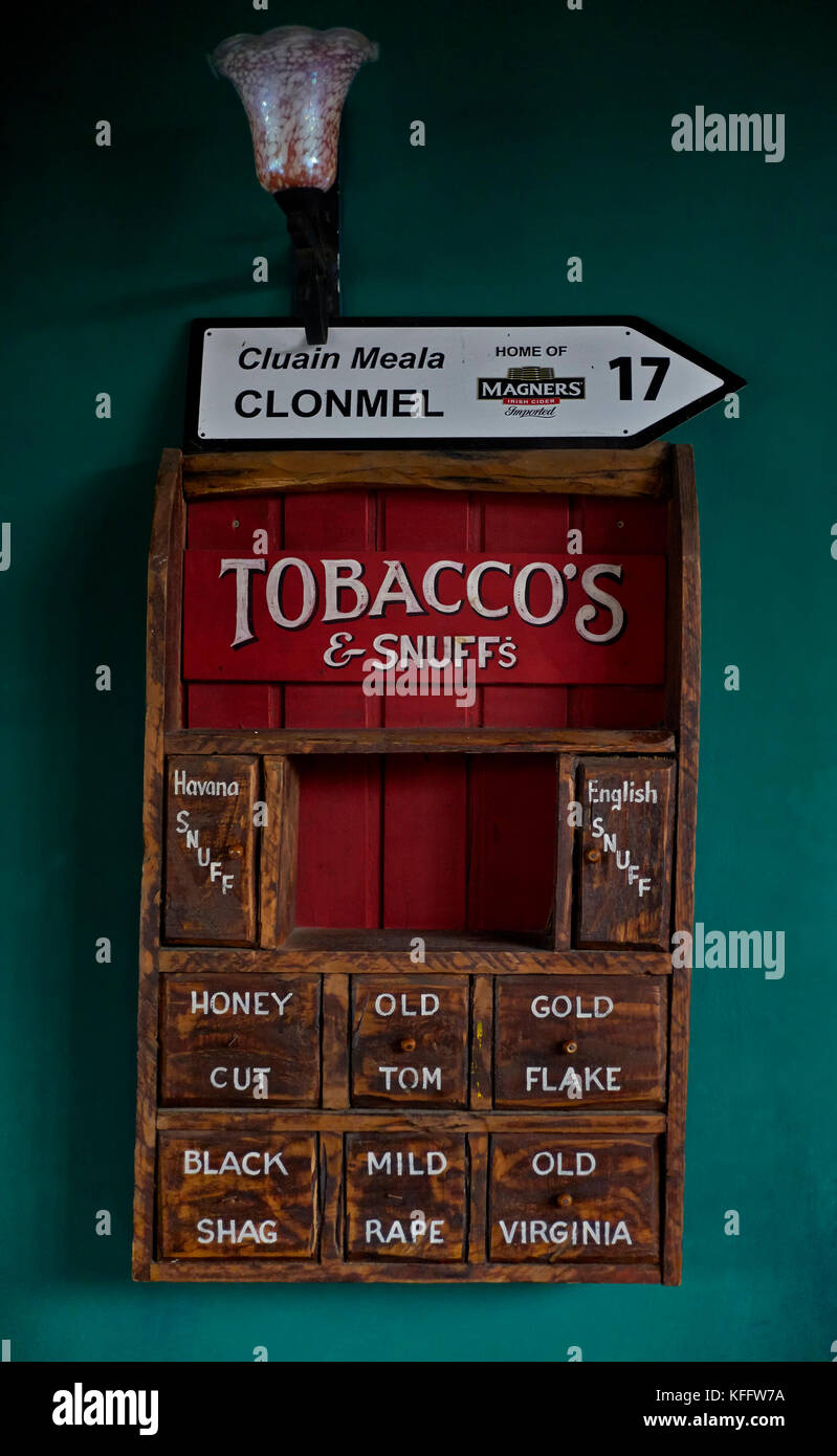 In einer irischen Pub-Bar werden antike Tabak- und Schnupftabak-Gerichte als Wandanbau präsentiert Stockfoto