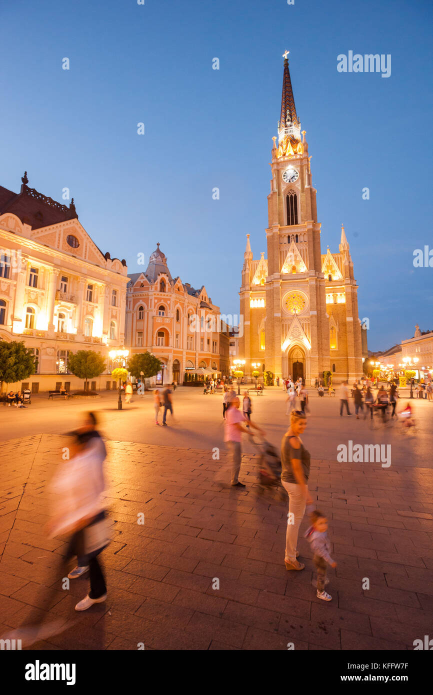 Dom in der Abenddämmerung, Liberty Square (Trg Slobode), Novi Sad, Serbien Stockfoto