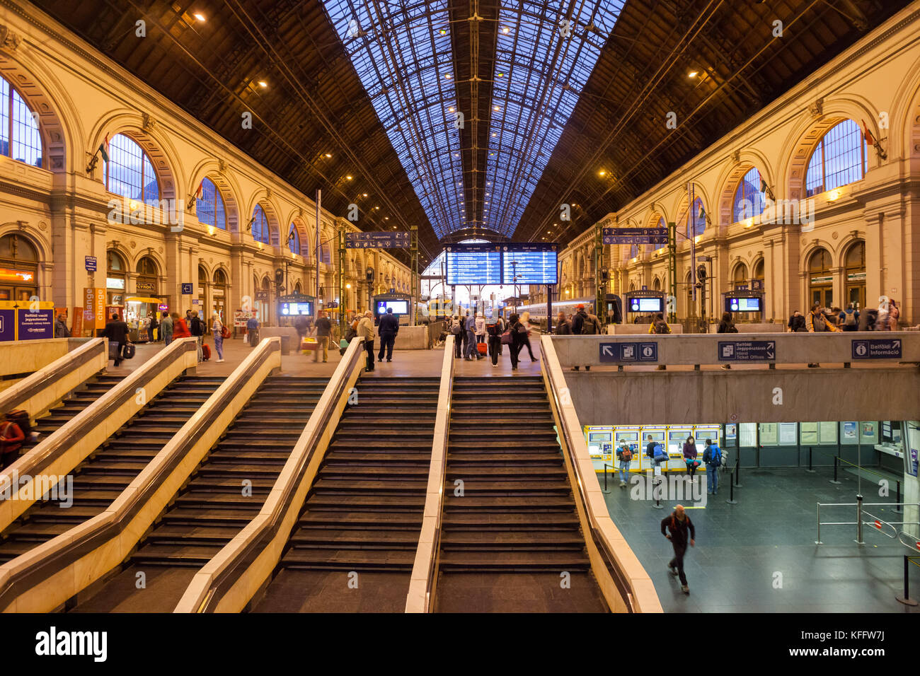 Treppen In Budapest Keleti Bahnhof Ungarn Stockfotografie Alamy