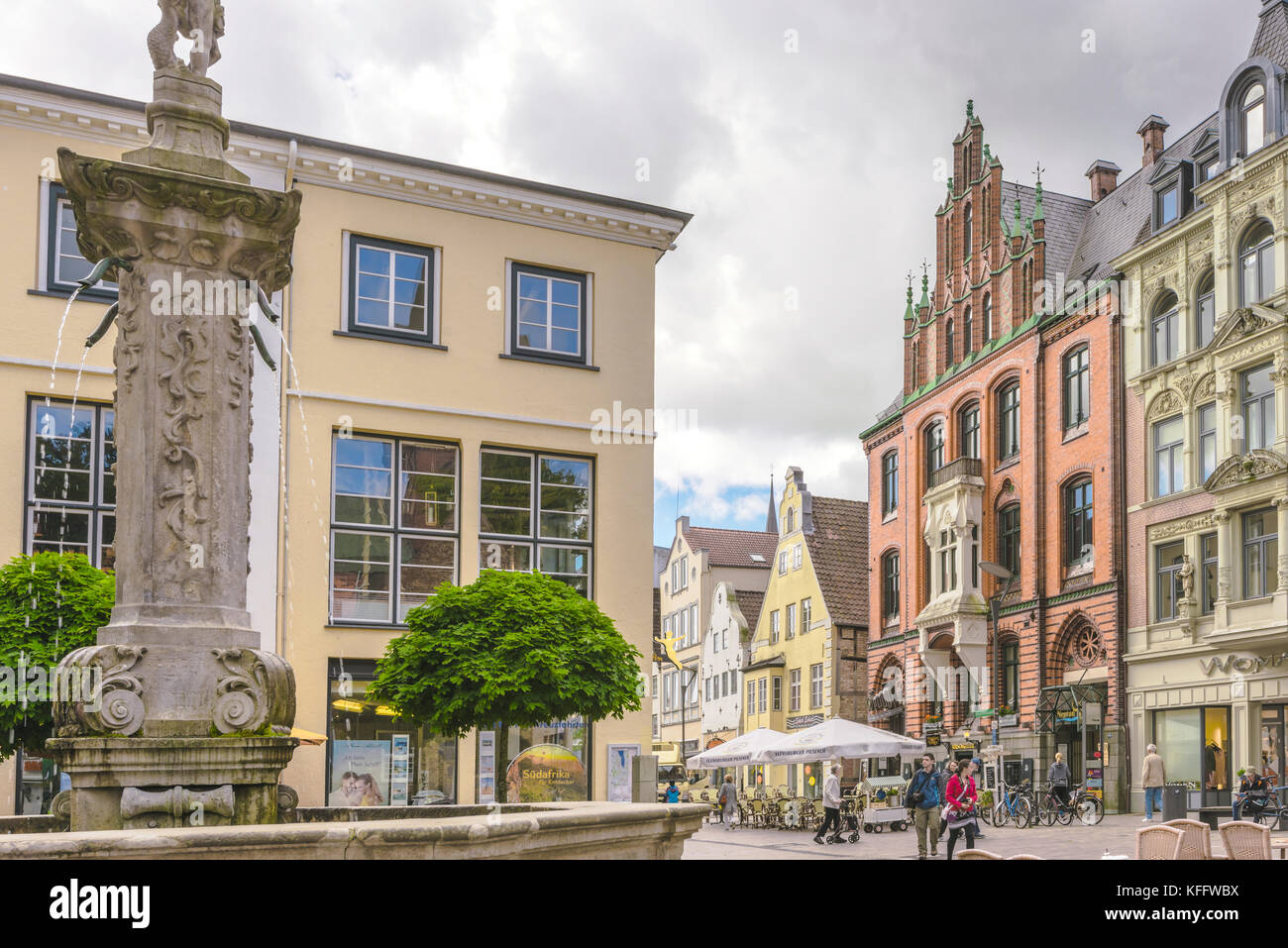 Nordermarkt Platz und dem alten Backsteingebäude schrangen in Flensburg, Küstenstadt an der Ostsee, Deutschland Stockfoto