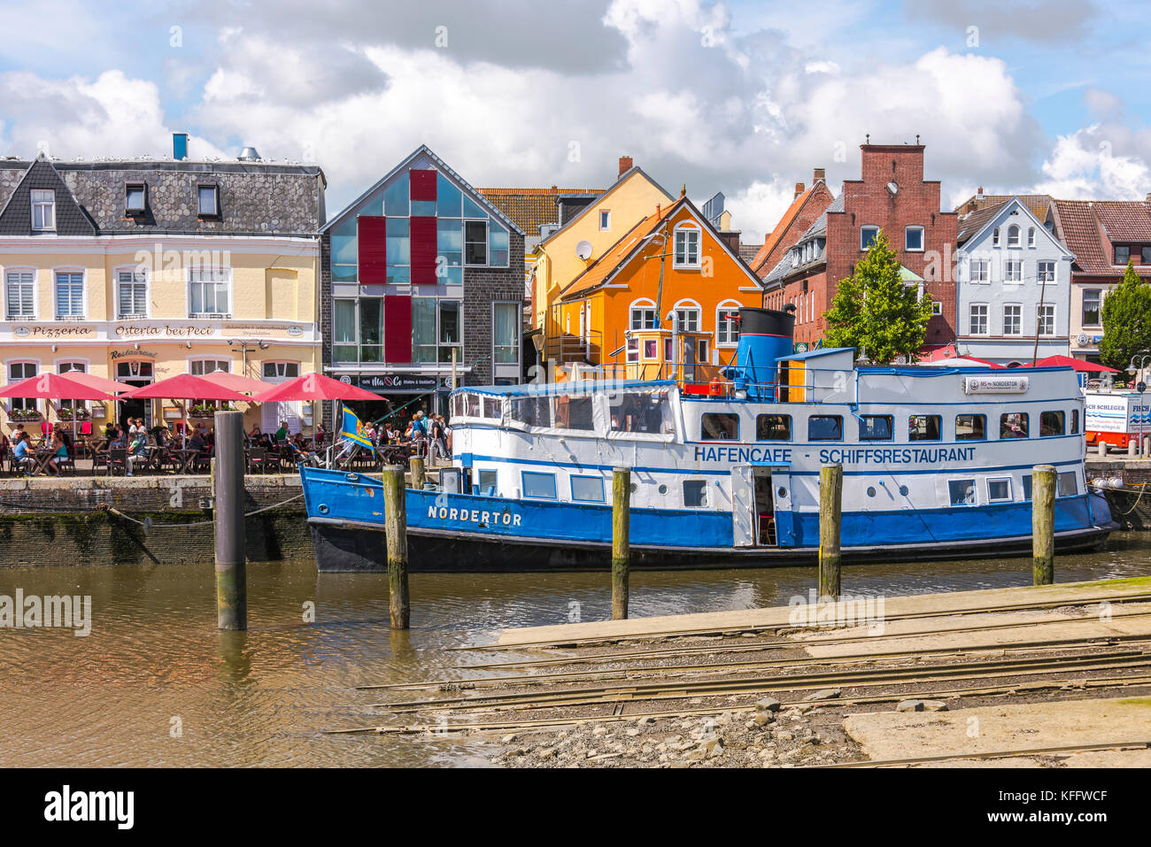 Boot Restaurant eines alten Dampfschiff am inneren Hafen der Stadt Husum an der Nordsee, Deutschland Stockfoto