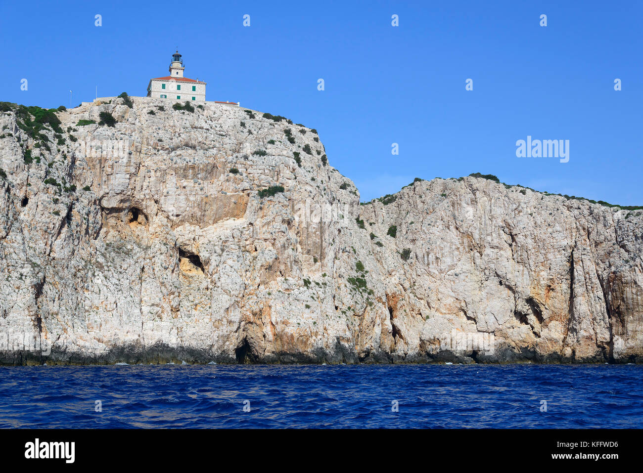 Leuchtturm der Insel Sušac auf der Insel gebaut, Naturpark Lastovo, Adria, Mittelmeer, Insel Sušac, Kroatien Stockfoto