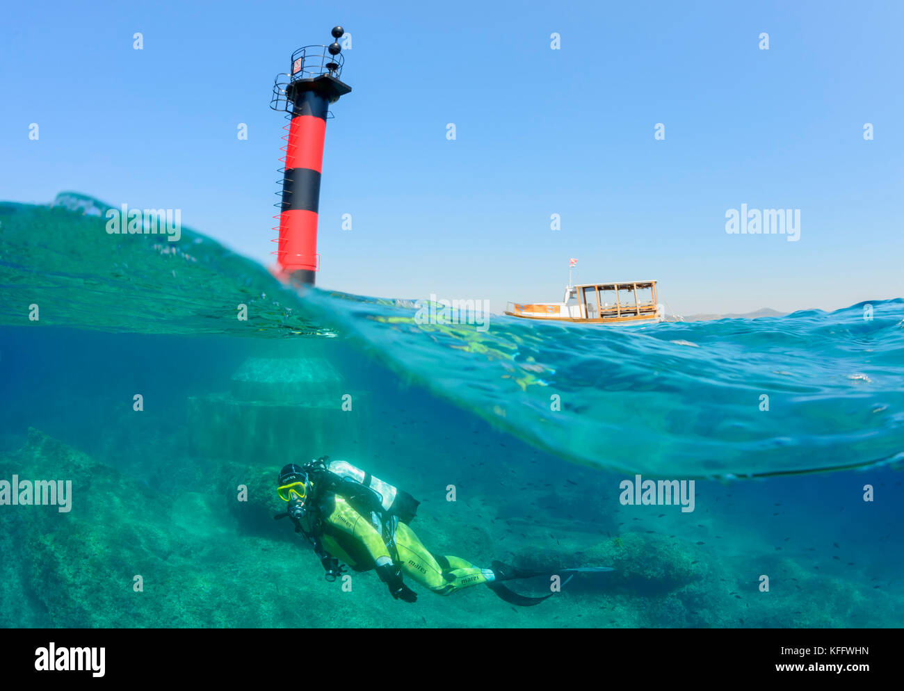 Split Level, Leuchtturm und Taucher UnterwasserAdria, Mittelmeer, Sveti Filip i Jakov, Dalmatien, Kroatien, HERR Yes Stockfoto