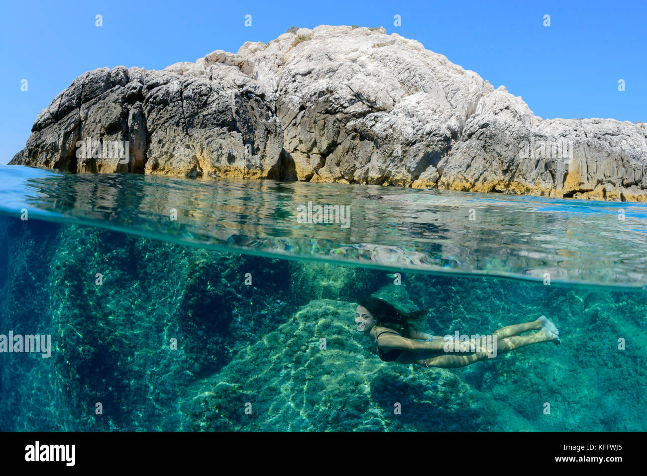 Zwei Etagen Bild, Mädchen, Schwimmen oder Tauchen underwaterin das Meer, Adria, Dalmatien, Kroatien, Herr ja Stockfoto