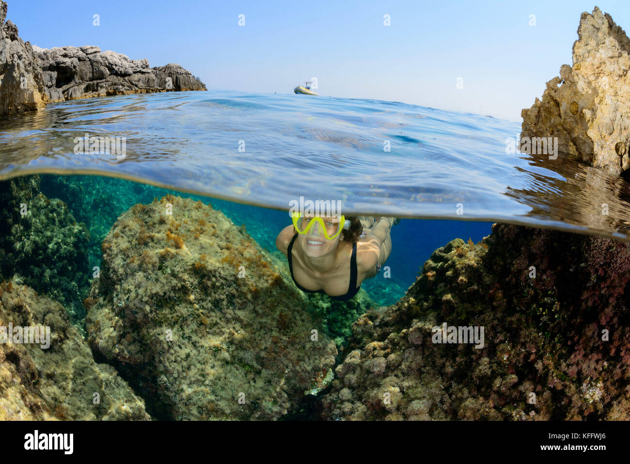 Zwei Etagen Bild, Mädchen, Schwimmen oder Tauchen underwaterin das Meer, Adria, Dalmatien, Kroatien, Herr ja Stockfoto
