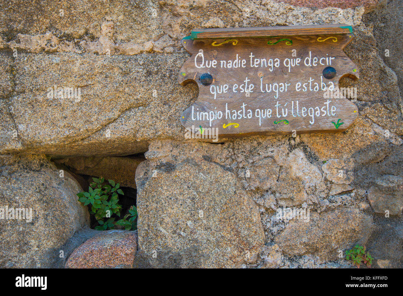 Rustikal Schild an einer Steinmauer. San Martin del Castañar, Provinz Salamanca, Castilla Leon, Spanien. Stockfoto