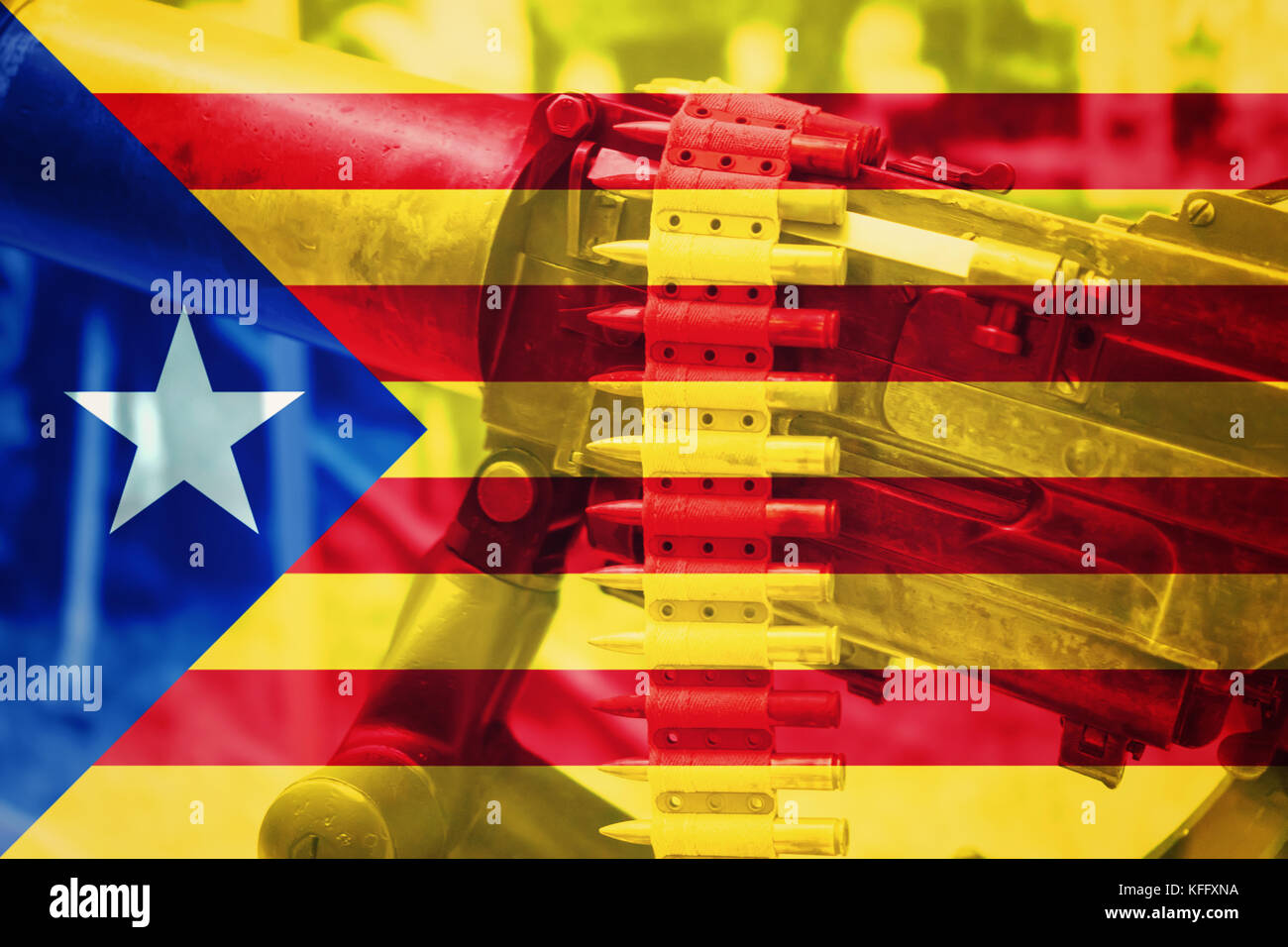 Katalonien Spanien Konflikt Maschinengewehr mit National Flagge von Katalonien Stockfoto