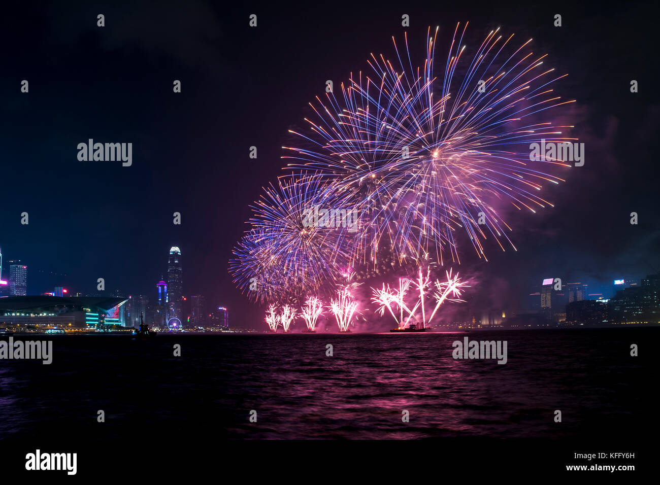 Feuerwerk am Victoria Harbour in Hong Kong Stockfoto