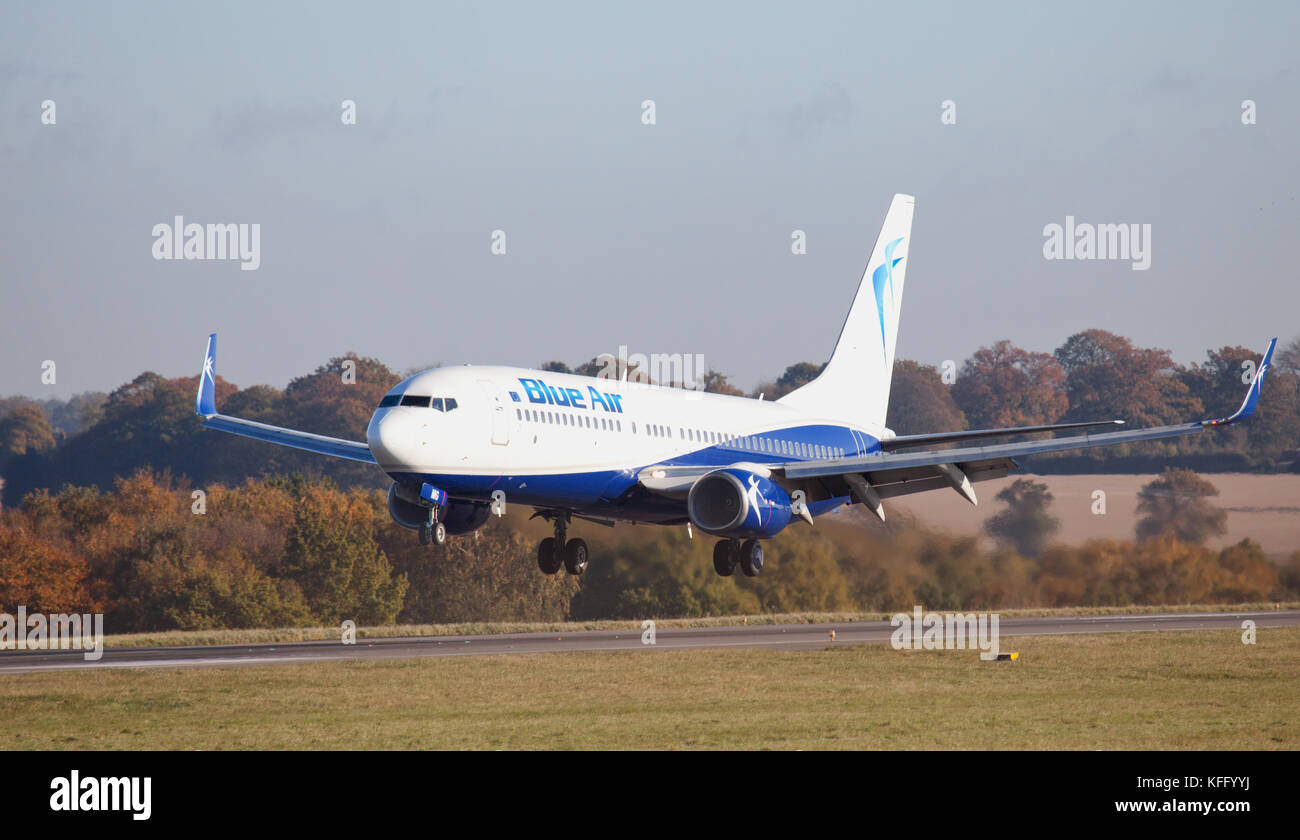 Blue Air Boeing 737 YR-BMG landet am London-Luton Airport LTN Stockfoto