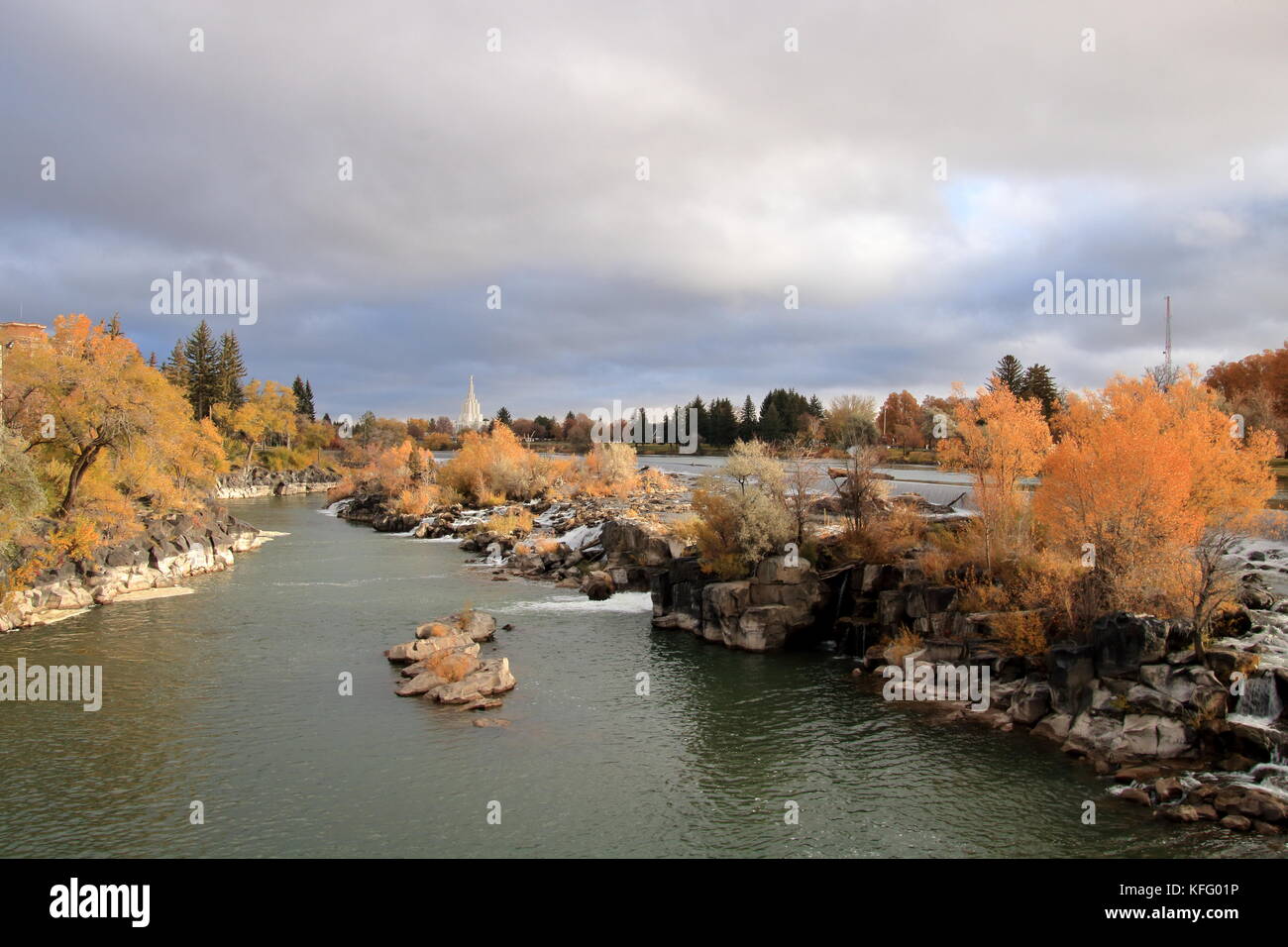 Herbstfarben am Ufer des Snake River aus Sicht der Broadway Bridge im Zentrum von Idaho Falls, Bonneville County, Idaho, USA Stockfoto