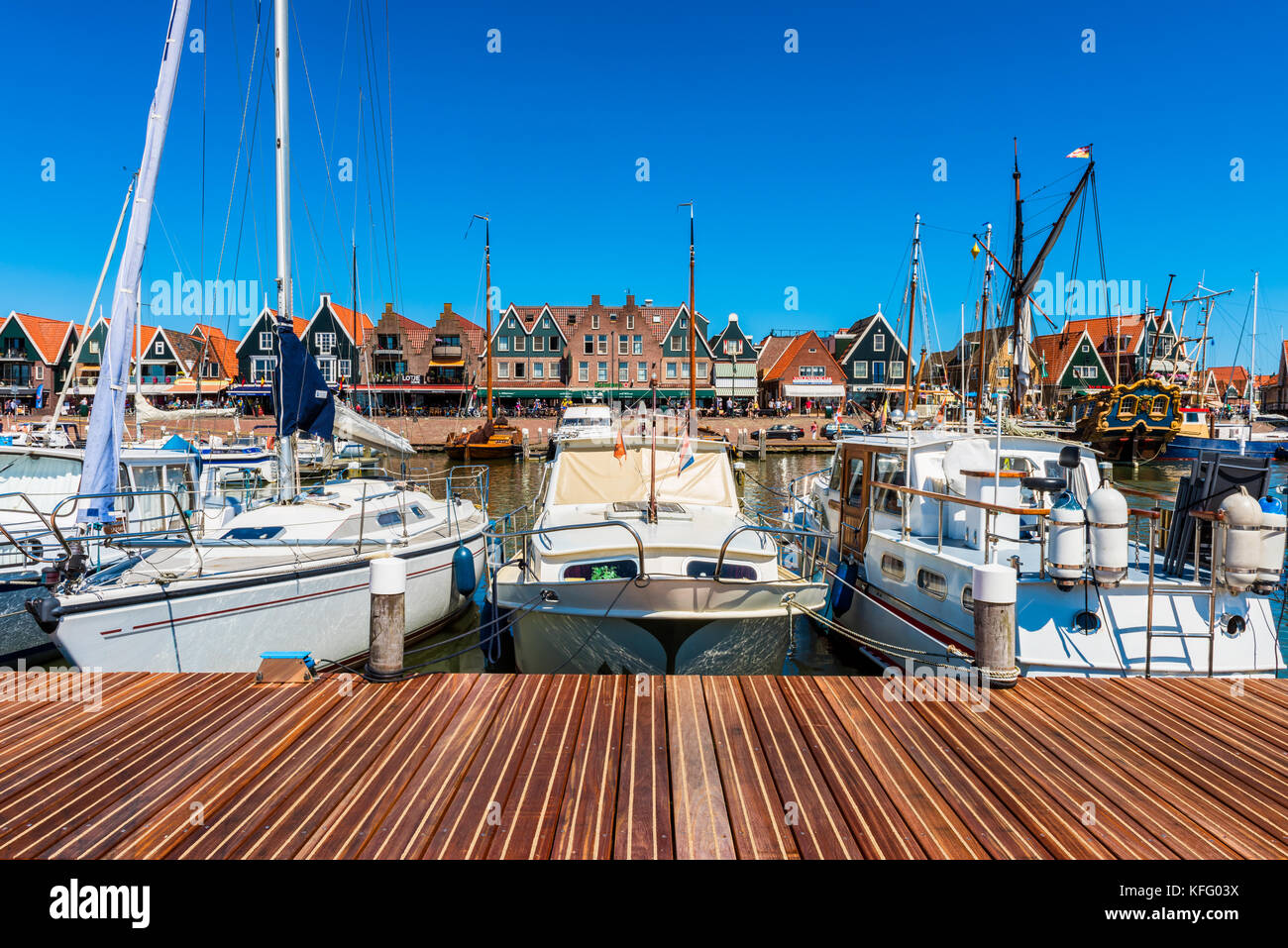 Blick auf Volendam und seiner Marina, den Niederlanden. Volendam ist ein Fischerdorf und beliebte Touristenattraktion in den Niederlanden Stockfoto