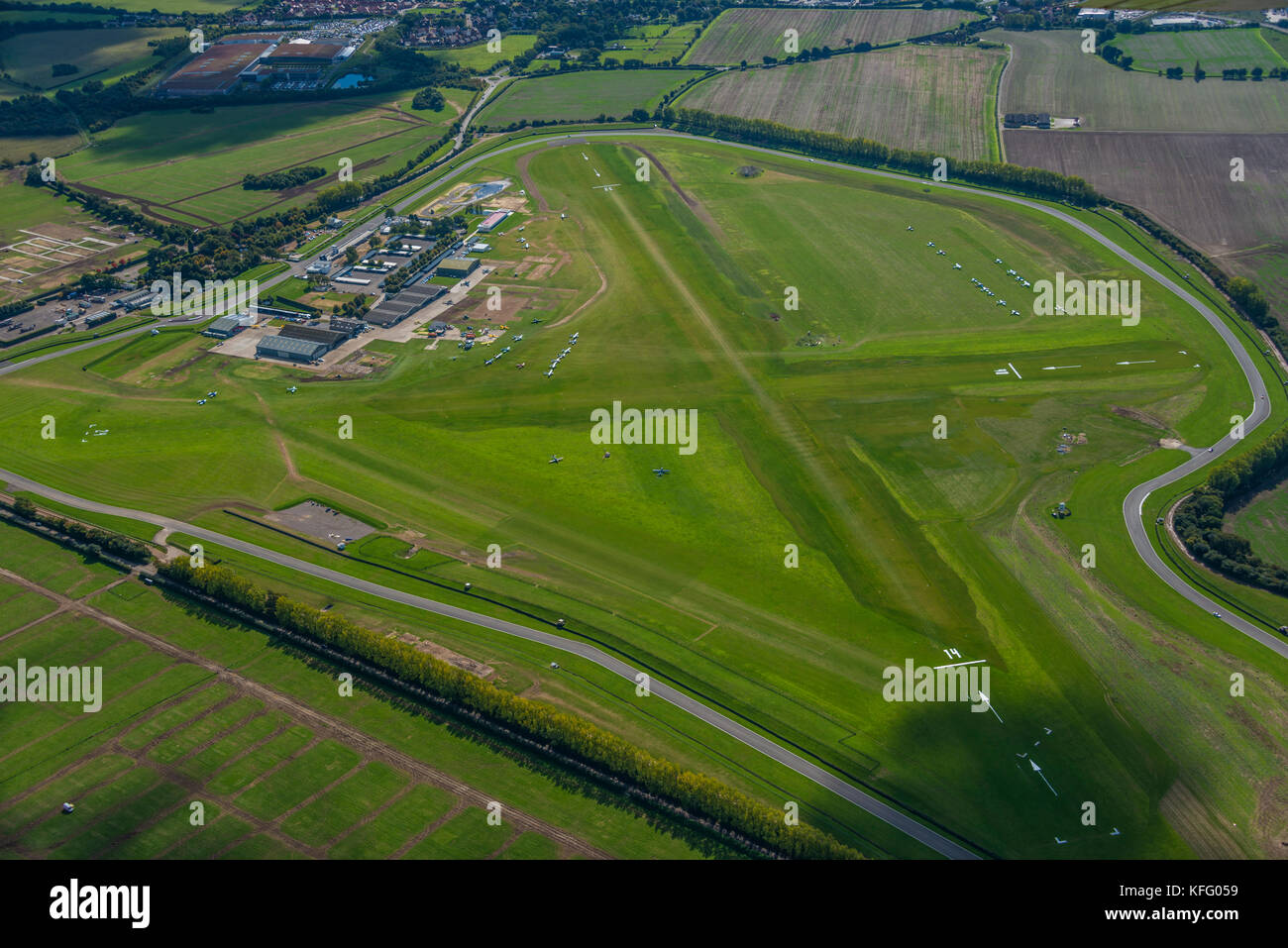 Eine Luftaufnahme des Flugplatzes Goodwood und der Rennstrecke im Süden Englands. Stockfoto