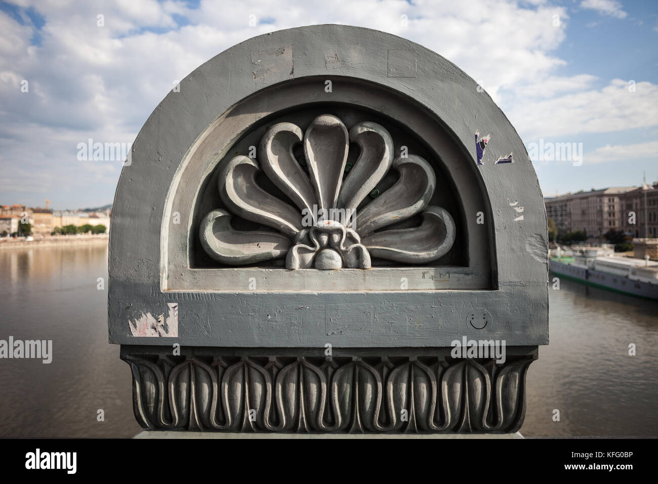 Shell oder Blume Pflanze Motiv, Carving, Relief, Széchenyi Kettenbrücke dekorative architektonische Detail in Budapest, Ungarn Stockfoto