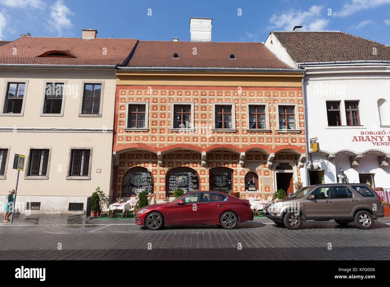 Tarnok Cafe und Bier (tárnok Eszpresszó) auf Tarnok Straße im Burgviertel von Budapest, Ungarn Stockfoto