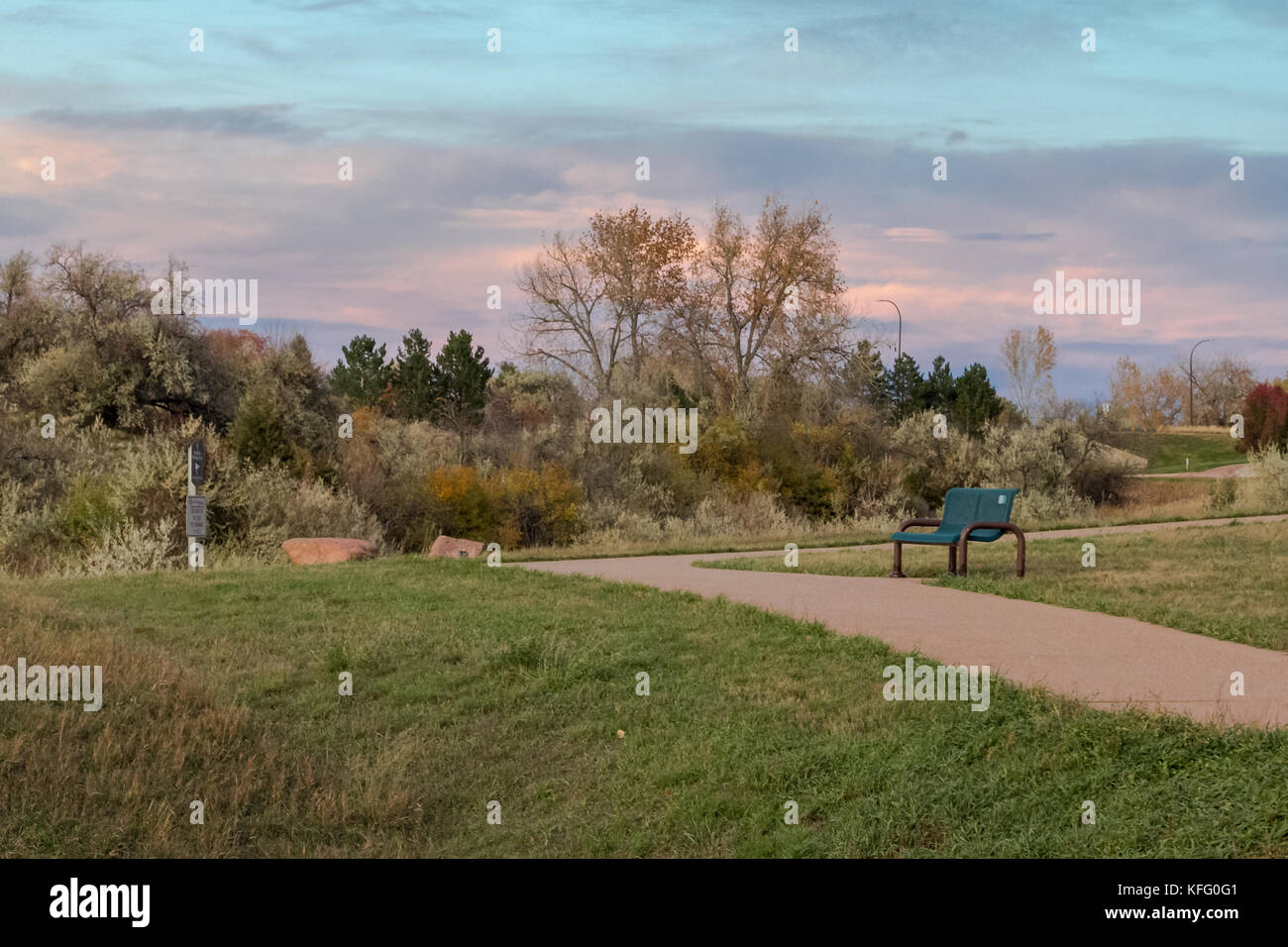 Eine leere gepflasterter Weg durch eine Stadt park. im Majestic View Park in Arvada, Colorado. Stockfoto