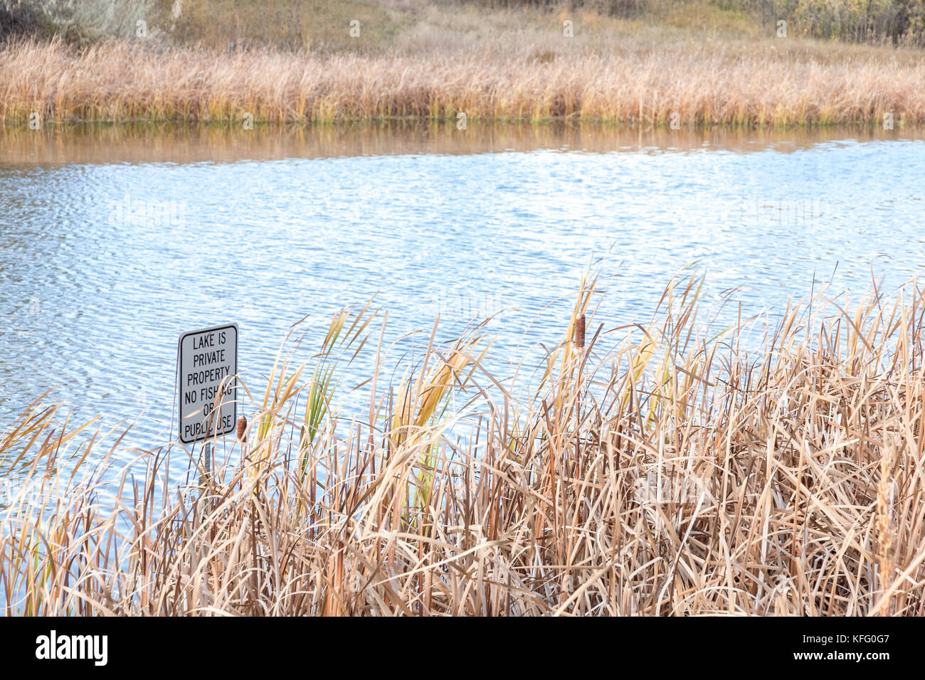 Ein Zeichen, dass ein See private vor einem kleinen Teich am Majestic View Park, Arvada, Colorado. Stockfoto