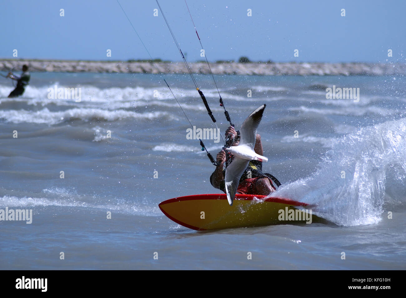 Kite Surfer Rückseite mit voller Geschwindigkeit Stockfoto