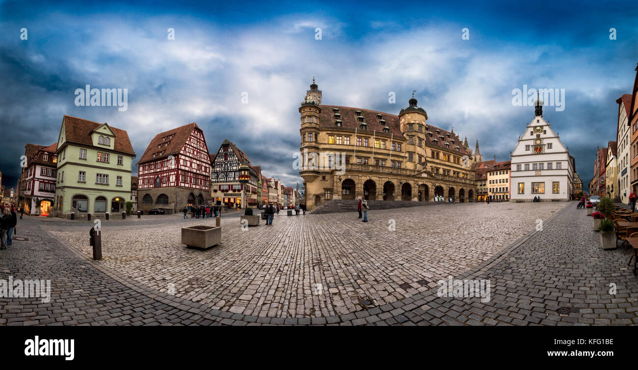 ROTHENBURG ob der Tauber, Deutschland - Oktober 24, 2017: Paar nicht identifizierten Touristen und pedestriants genießen Sie die blaue Stunde Atmosphäre auf dem historischen Marktplatz Stockfoto