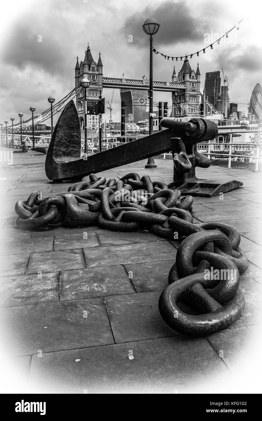 Anker und Kette in der Nähe der Tower Bridge Stockfoto