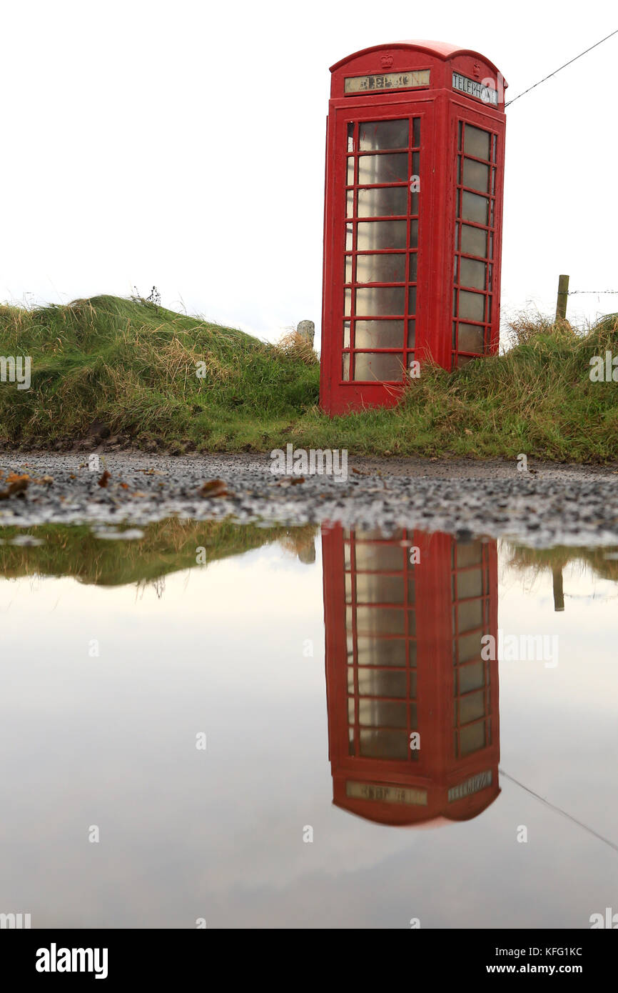 Eine Telefonzelle, ein Telefonkiosk, eine Telefonzelle, eine Telefonzelle oder eine öffentliche Telefonzelle[1][2] ist eine kleine Struktur, die mit einem Münztelefon ausgestattet ist und für die Bequemlichkeit eines Telefonbenutzers ausgelegt ist. In den Vereinigten Staaten und in einigen Teilen Kanadas ist "Telefonzelle" (oder "Telefonzelle") der gebräuchliche Begriff für die Struktur, während es im Commonwealth of Nations (insbesondere im Vereinigten Königreich und Australien und den meisten Teilen Kanadas) eine "Telefonzelle" (oder "Telefonzelle") ist. Eine solche Kabine hat in der Regel Beleuchtung, eine Tür, um Privatsphäre zu bieten, und Fenster, um andere wissen zu lassen, ob die Kabine in Gebrauch ist. Der Stand Stockfoto