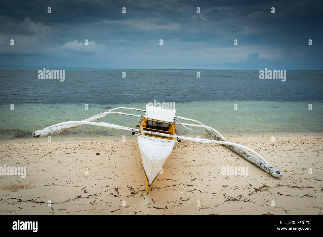 Ein einsamer Traditionelle philippinean Holz- Boot am Strand auf der Insel Malapascua. Stockfoto