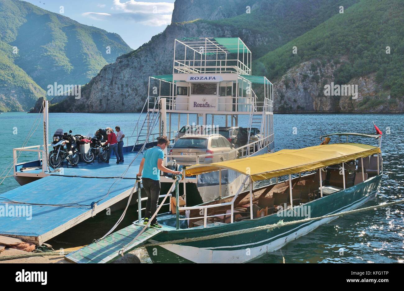 Fähre in koman, komani See, 35 km lang. zwei Mal am Tag im Sommer ist hier besetzt ist, ansonsten vollständige Einsamkeit. in Albanien, Südosteuropa. Stockfoto