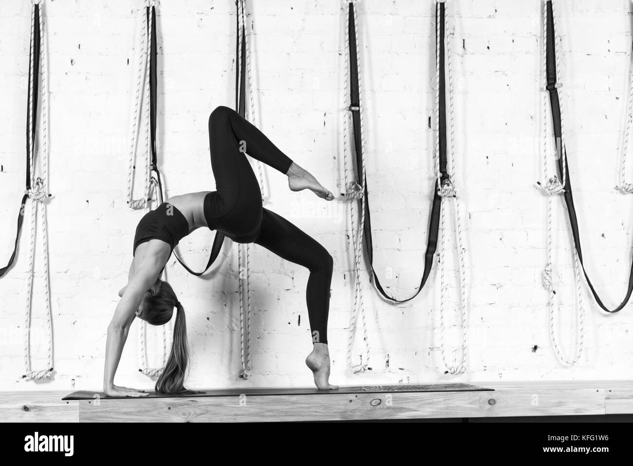 Frau Yoga Übungen in der Turnhalle, Sport Fitness Mädchen training Stretching Stockfoto