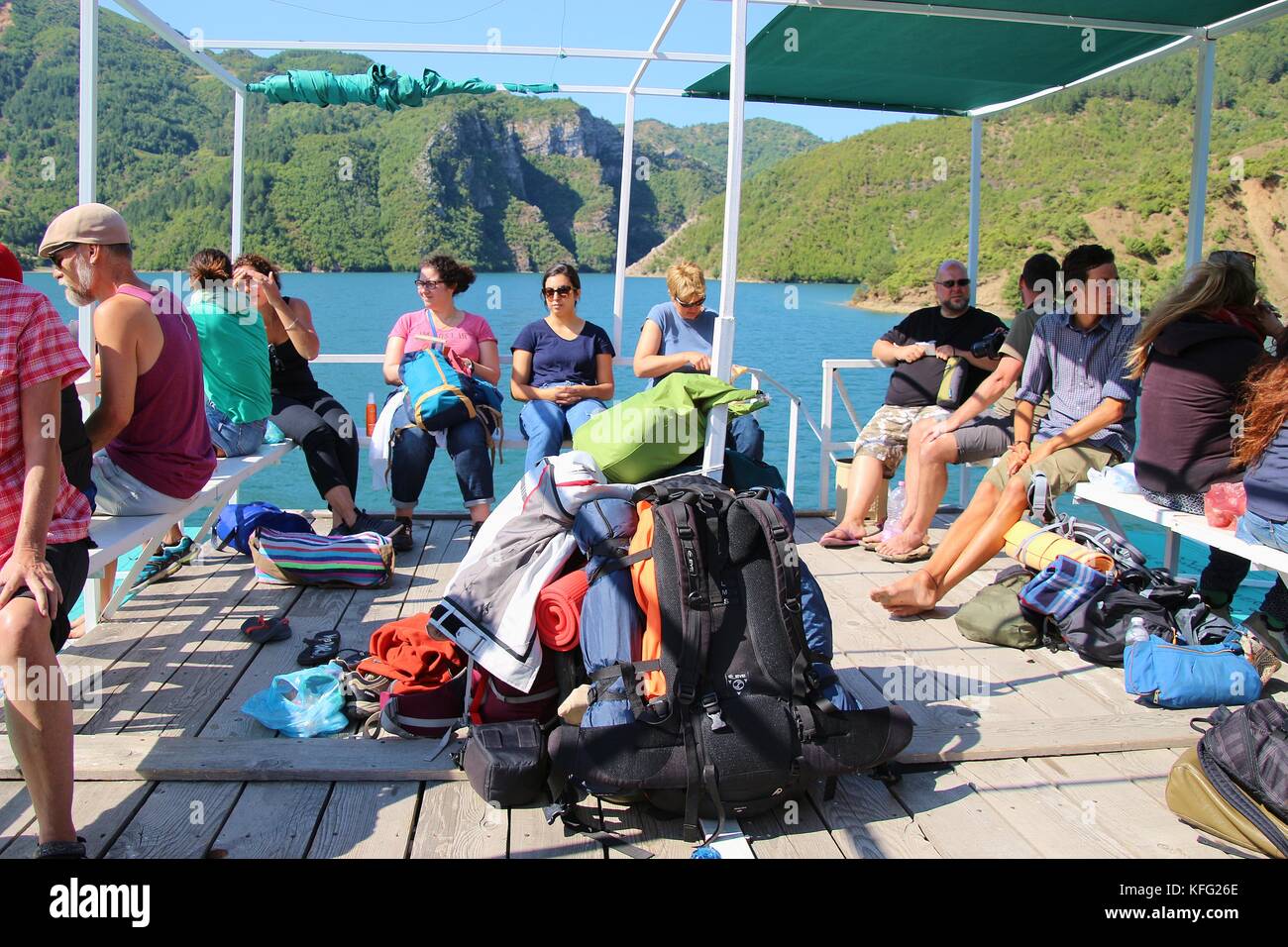 Passagiere auf eine Fähre auf Komani See, eine faszinierende Bergwelt rund um. In Albanien, Südosteuropa. Stockfoto