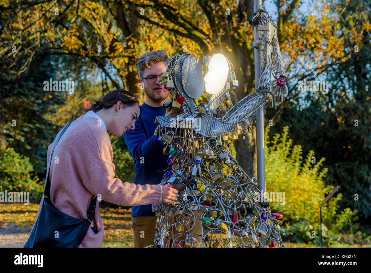 Junges Paar an Liebhaber Lock Skulptur, Queen Elizabeth Park, Vancouver, British Columbia, Kanada Stockfoto