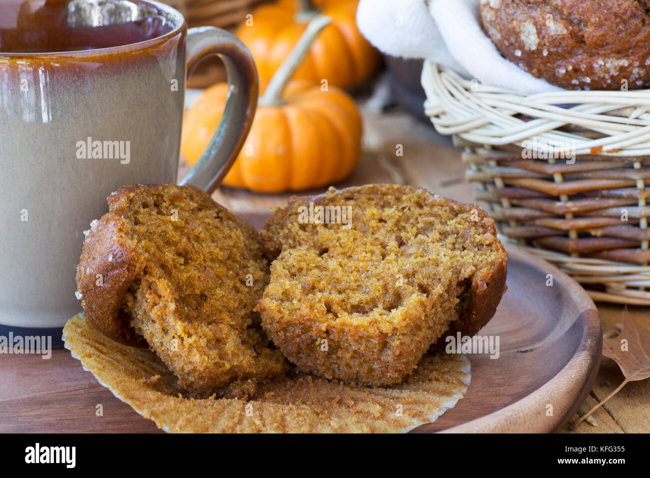 In Scheiben geschnitten pumpkin Muffin auf einer Holzplatte Stockfoto