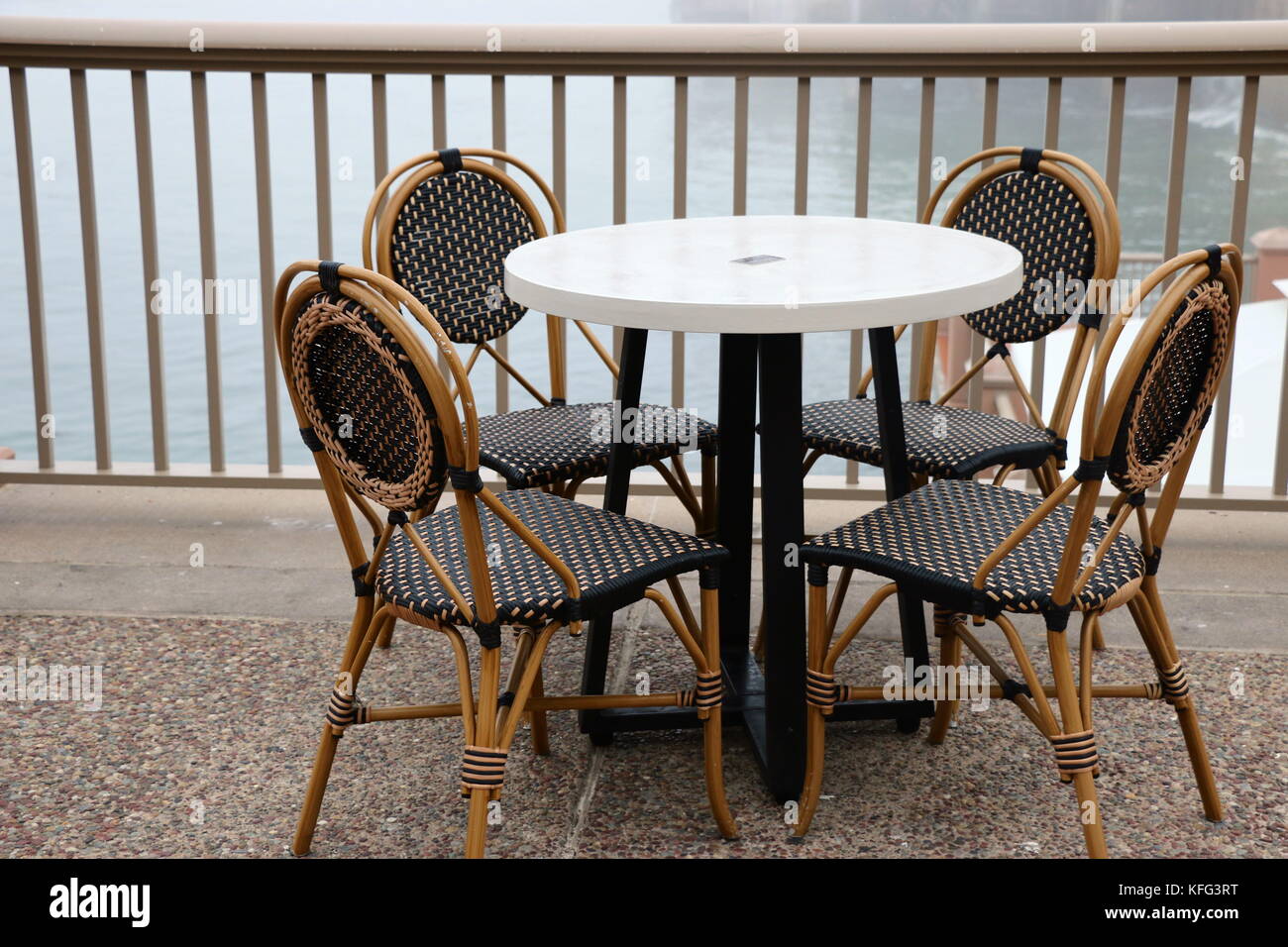 Cafe, Tisch und Stühlen, im Stil eines französischen Bistros. Stockfoto