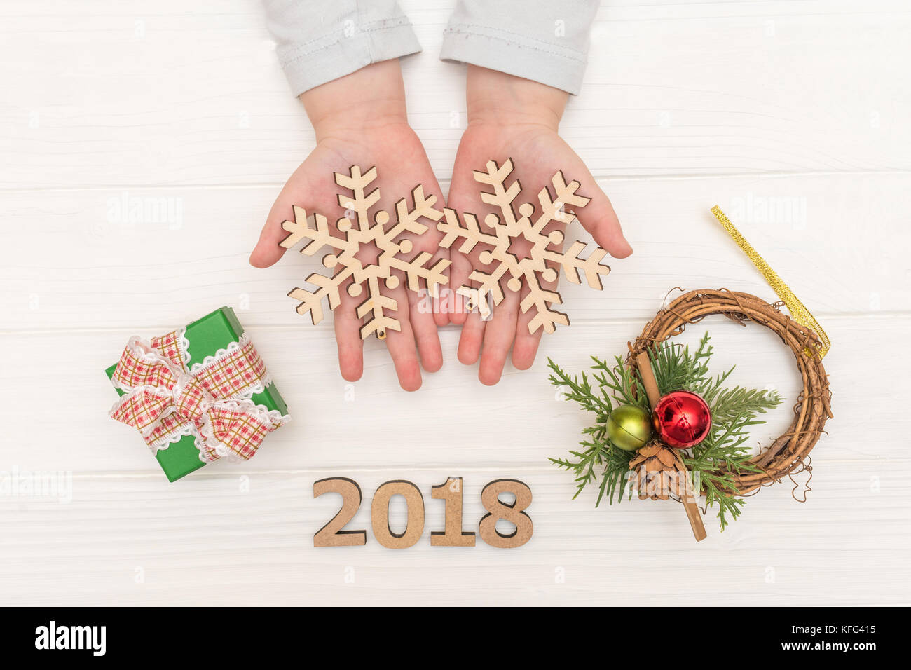 Weihnachten Kalender auf weißem Hintergrund. Child's Hände, die Christmas Ball in der Nähe von geschenkboxen auf weißen Tisch Stockfoto