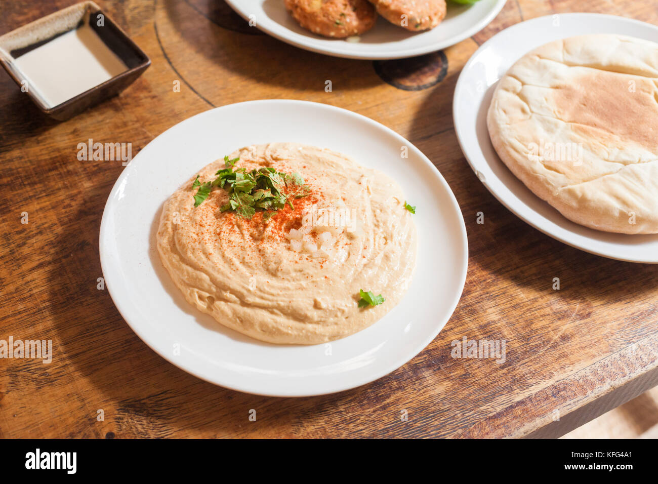 Traditionelle Falafel und Hummus mit pita Brot Stockfoto