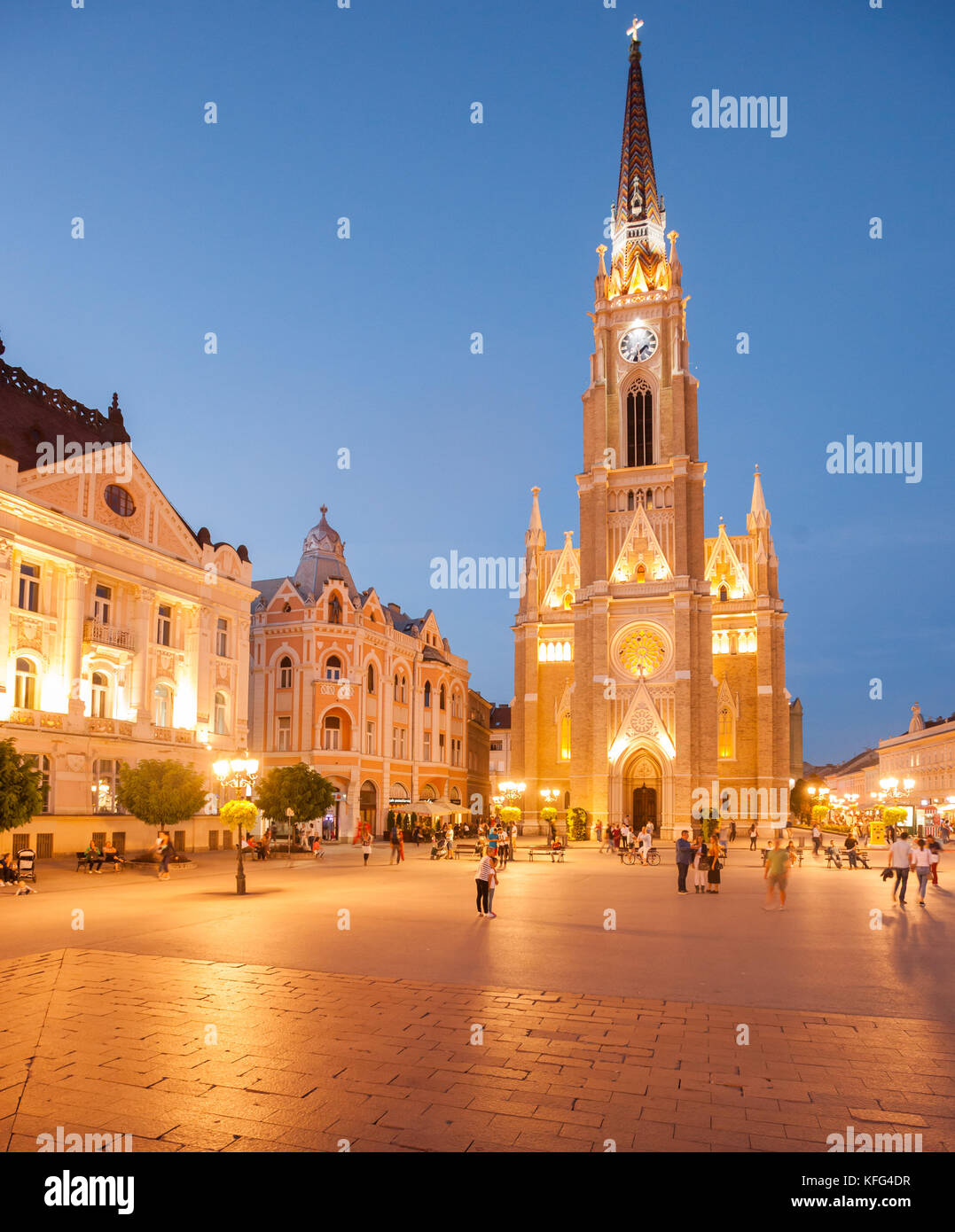 Dom in der Abenddämmerung, Liberty Square (Trg Slobode), Novi Sad, Serbien Stockfoto