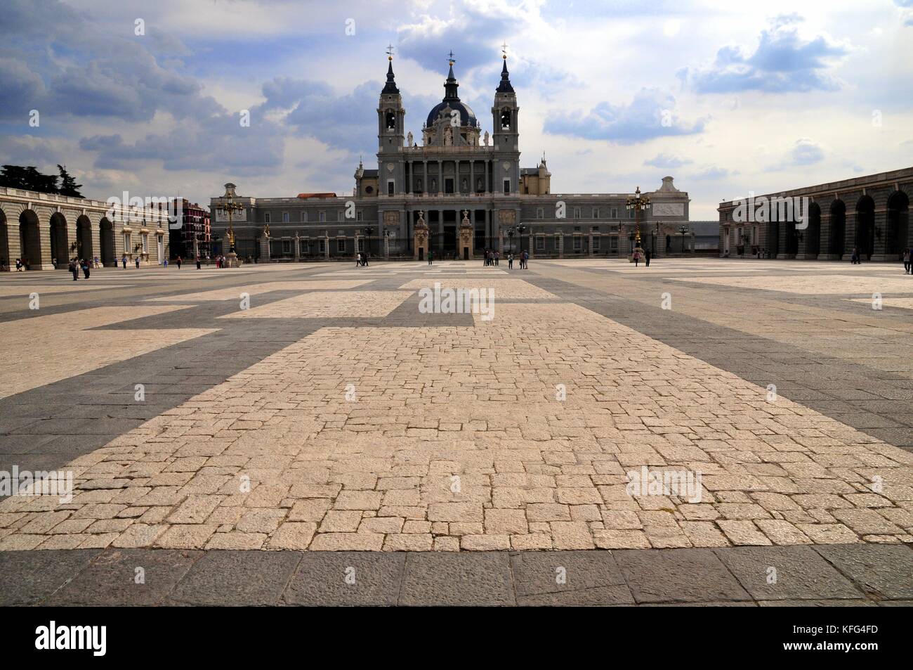 Blick auf Kathedrale aus dem Königlichen Palast von Madrid, Spanien Stockfoto