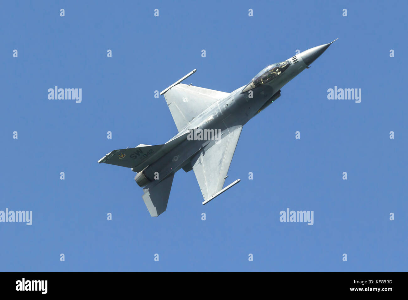 F-16 Viper des Air Combat Command F-16 Viper Demonstration Team von Shaw AFB, S.C., im Flug. Stockfoto