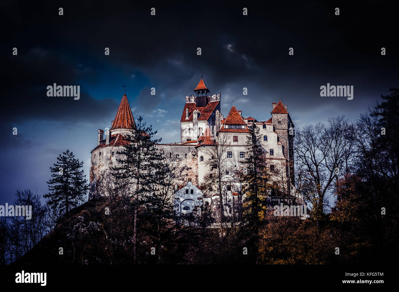 Schloss Bran, Siebenbürgen, Rumänien. Ein mittelalterliches Gebäude wie das Schloss von Dracula bekannt. Stockfoto